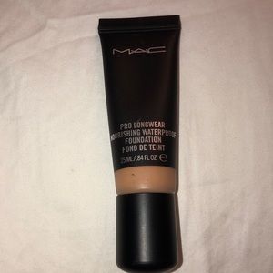 Mac Pro longwear waterprood foundation